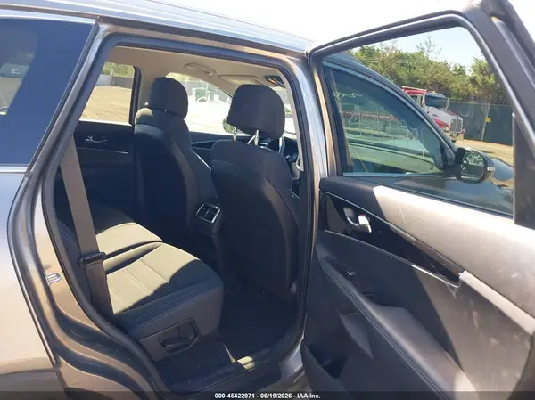 5XYPGDA58HG327439 2017 KIA SORENTO - Image 8