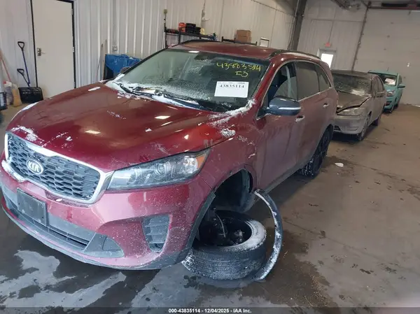 5XYPGDA58KG584186 2019 KIA SORENTO - Image 2