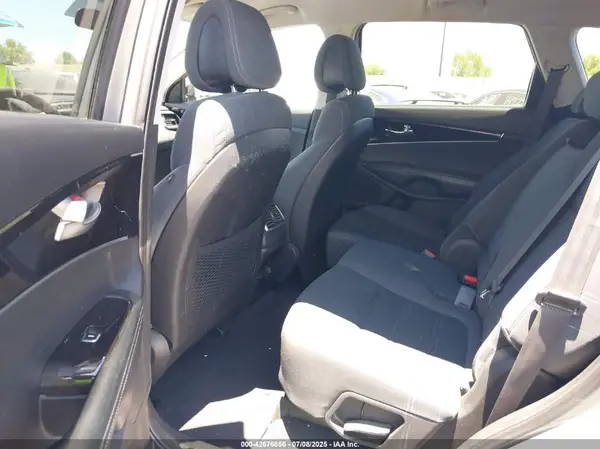 5XYPGDA59HG190897 2017 KIA SORENTO - Image 8