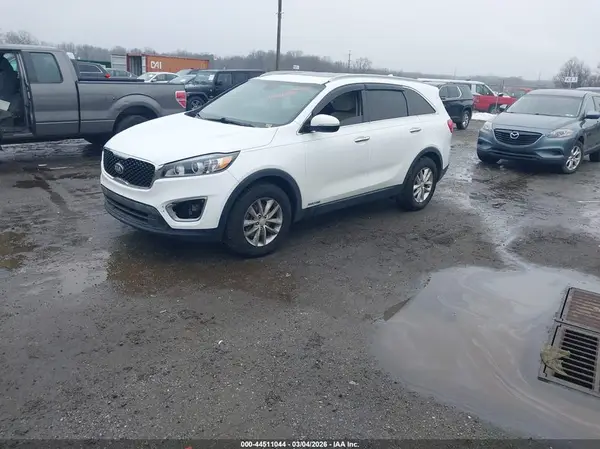 5XYPGDA59HG205124 2017 KIA SORENTO - Image 2