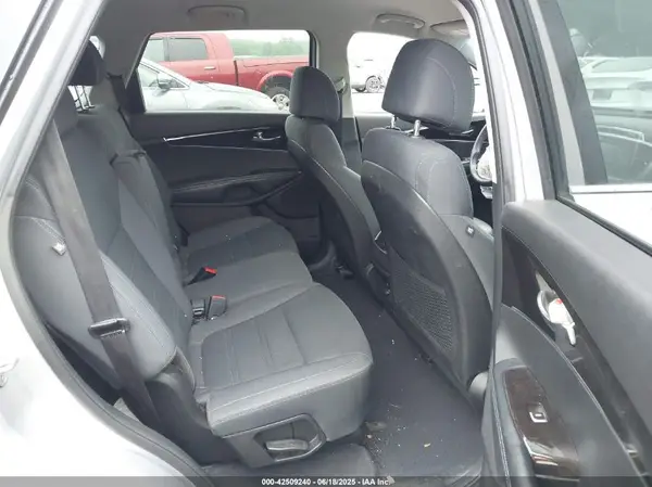 5XYPGDA59HG334898 2017 KIA SORENTO - Image 8