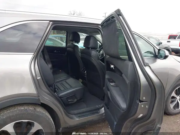 5XYPH4A50HG202707 2017 KIA SORENTO - Image 8