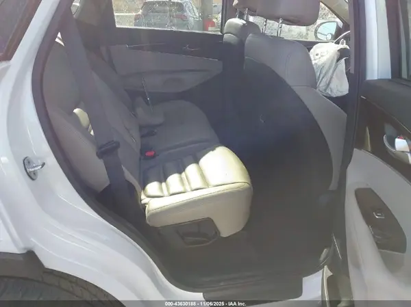 5XYPHDA13HG239750 2017 KIA SORENTO - Image 8