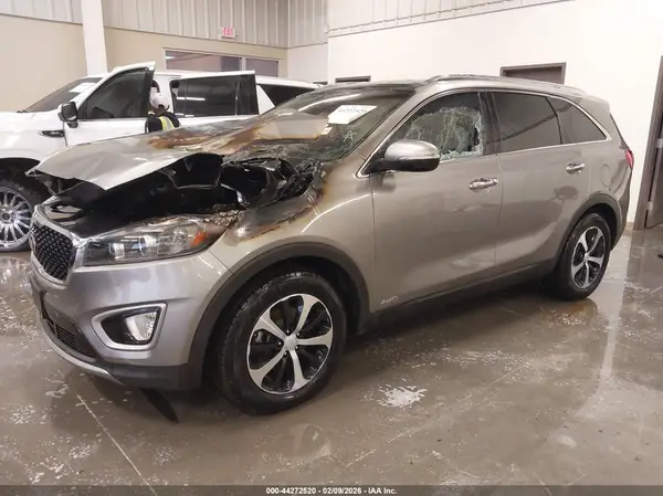 5XYPHDA18JG360165 2018 KIA SORENTO - Image 2