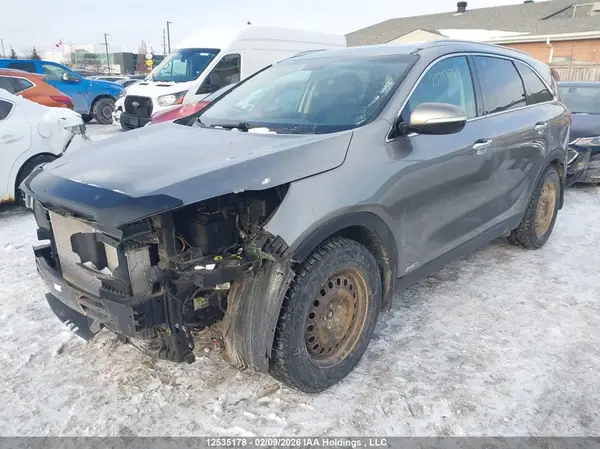 5XYPHDA19JG359705 2018 KIA SORENTO - Image 2