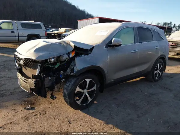 5XYPHDA50HG221483 2017 KIA SORENTO - Image 2