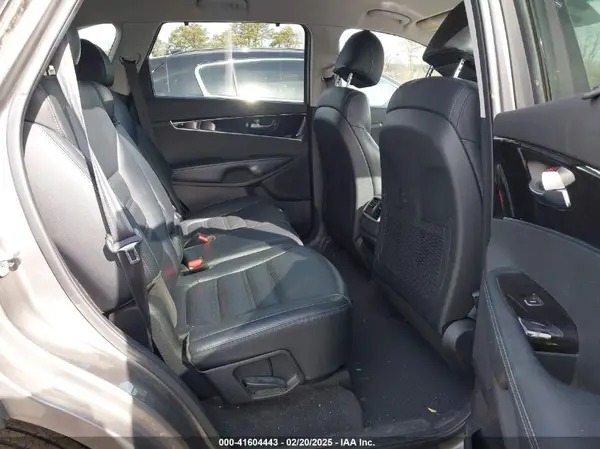 5XYPHDA50HG239224 2017 KIA SORENTO - Image 8