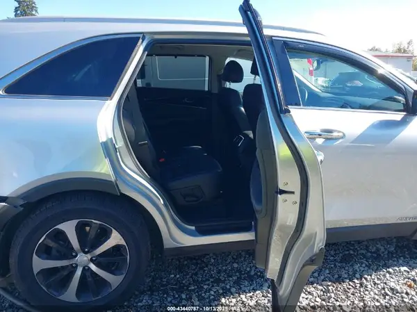 5XYPHDA50JG366903 2018 KIA SORENTO - Image 8