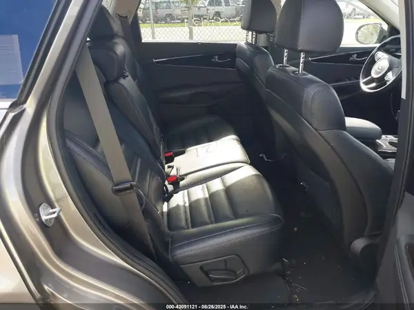 5XYPHDA50JG422256 2018 KIA SORENTO - Image 8