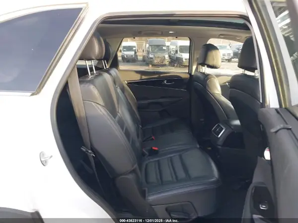 5XYPHDA51HG234582 2017 KIA SORENTO - Image 8