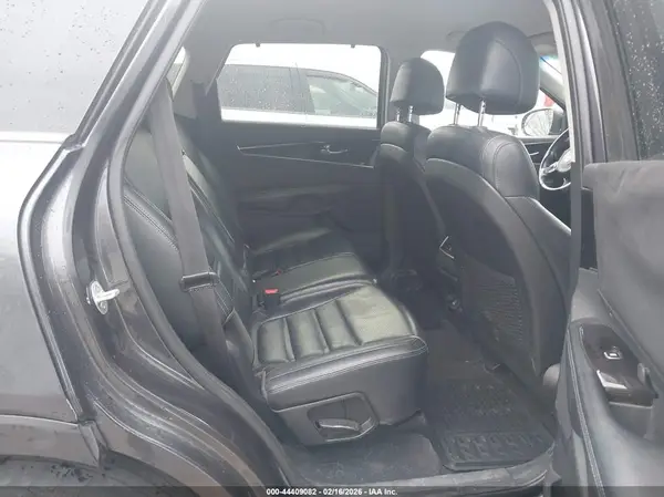 5XYPHDA51HG322242 2017 KIA SORENTO - Image 8