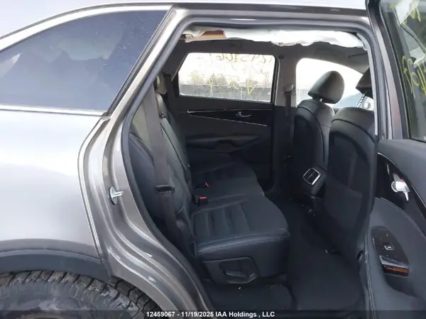 5XYPHDA55KG557427 2019 KIA SORENTO - Image 8
