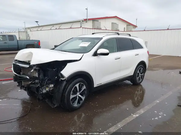 5XYPHDA57JG417586 2018 KIA SORENTO - Image 2