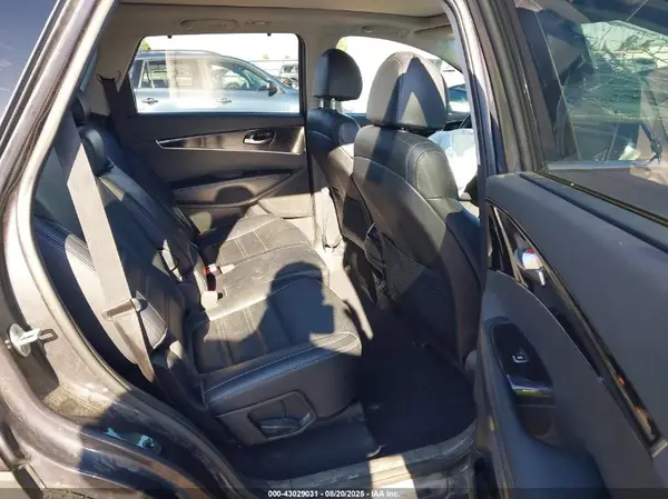 5XYPHDA5XJG421258 2018 KIA SORENTO - Image 8