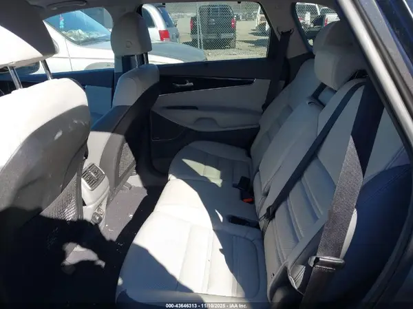 5XYPK4A54JG378358 2018 KIA SORENTO - Image 8