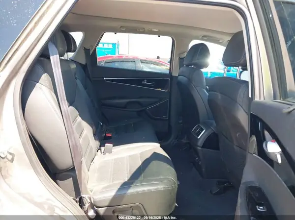 5XYPK4A56GG080807 2016 KIA SORENTO - Image 8