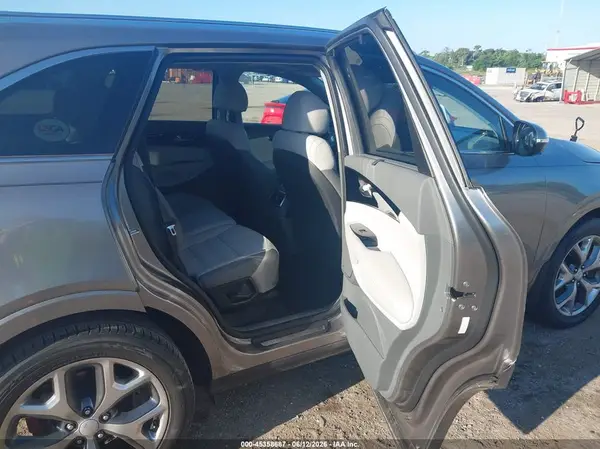 5XYPK4A56JG381651 2018 KIA SORENTO - Image 8