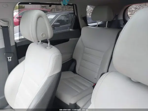 5XYPKDA51GG141996 2016 KIA SORENTO - Image 8