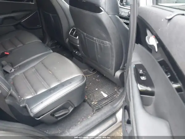 5XYPKDA52HG228906 2017 KIA SORENTO - Image 8