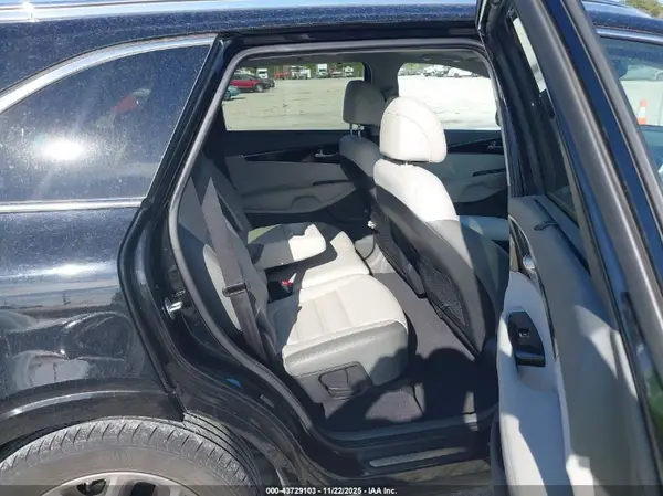 5XYPKDA52HG310165 2017 KIA SORENTO - Image 8