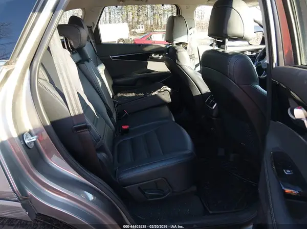 5XYPKDA52HG311767 2017 KIA SORENTO - Image 8
