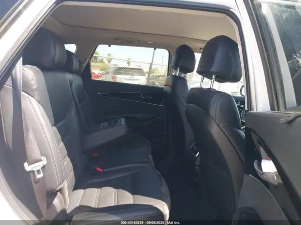 5XYPKDA55HG256554 2017 KIA SORENTO - Image 8