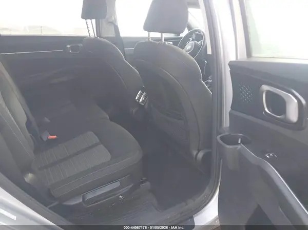 5XYRG4LC1MG021701 2021 KIA SORENTO - Image 8