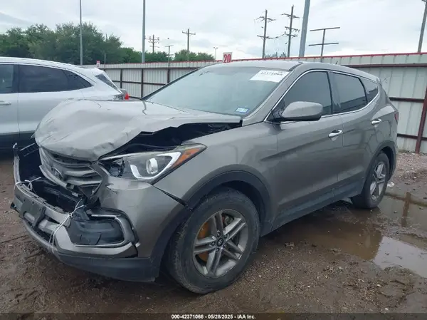 5XYZT3LB2JG528857 2018 HYUNDAI SANTA FE - Image 2