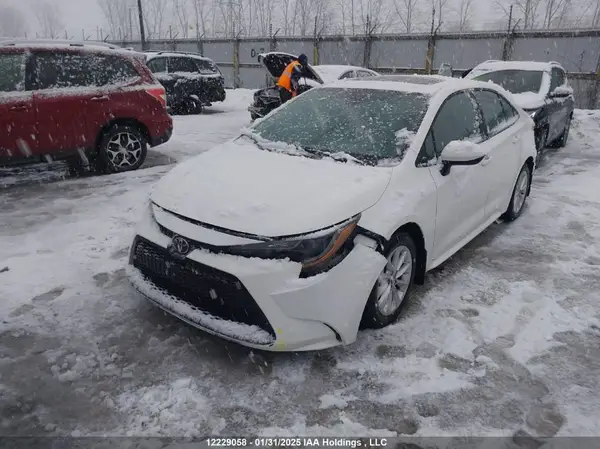 5YFBPMBE8NP307160 2022 TOYOTA COROLLA - Image 2