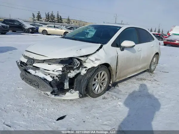 5YFBPRBE5LP013998 2020 TOYOTA COROLLA - Image 2