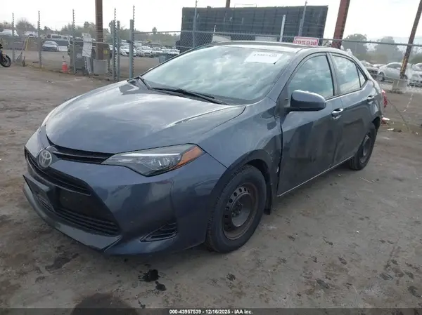 5YFBPRHE2HP695205 2017 TOYOTA COROLLA - Image 2