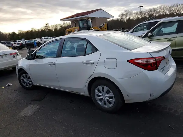 5YFBPRHE4JP800641 2018 TOYOTA COROLLA - Image 2