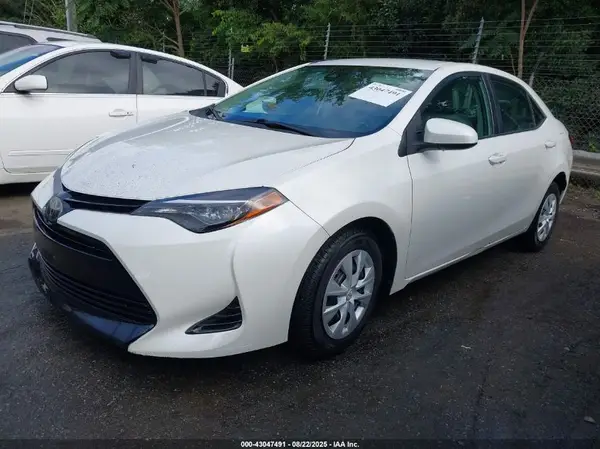 5YFBPRHE7JP793961 2018 TOYOTA COROLLA - Image 2
