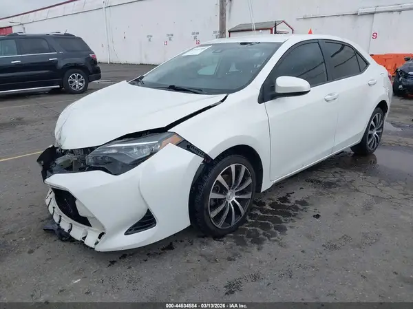 5YFBPRHE9JP785795 2018 TOYOTA COROLLA - Image 2
