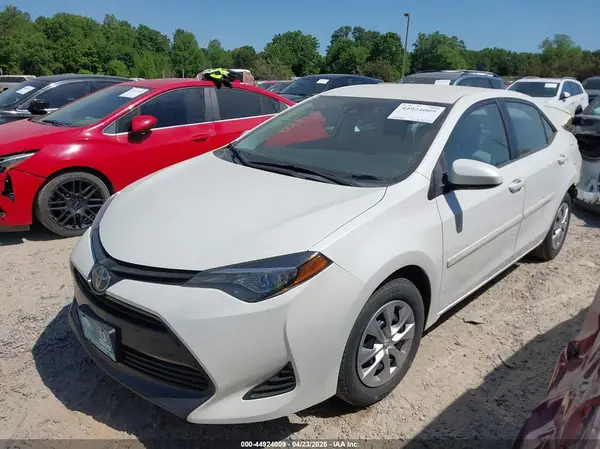 5YFBPRHE9JP820156 2018 TOYOTA COROLLA - Image 2