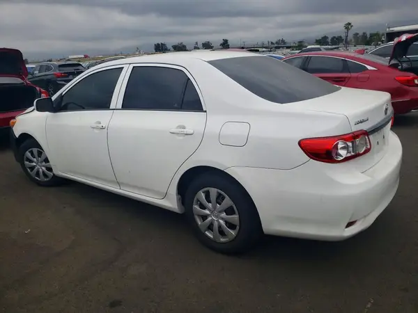 5YFBU4EE2CP028000 2019 TOYOTA COROLLA - Image 2