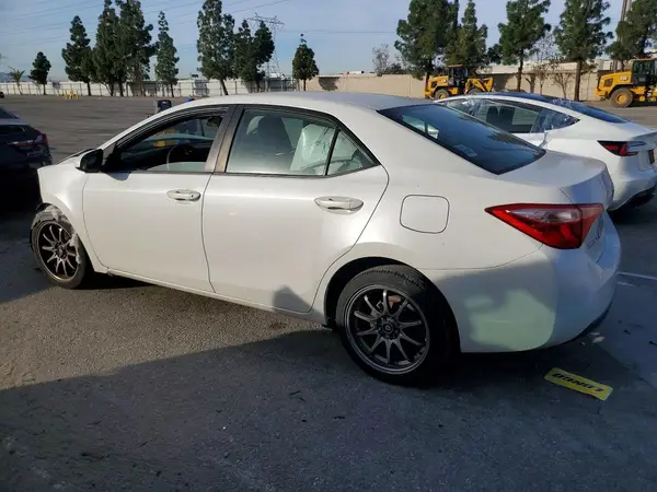 5YFBURHE0HP569191 2017 TOYOTA COROLLA - Image 2