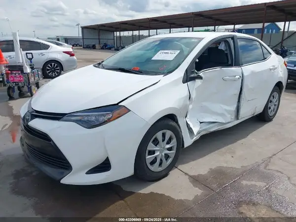 5YFBURHE0HP585603 2017 TOYOTA COROLLA - Image 2