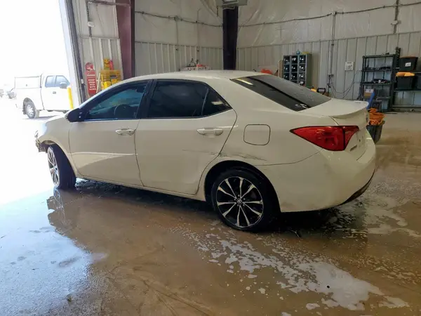 5YFBURHE0HP610869 2017 TOYOTA COROLLA - Image 2