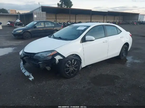 5YFBURHE0HP620043 2017 TOYOTA COROLLA - Image 2