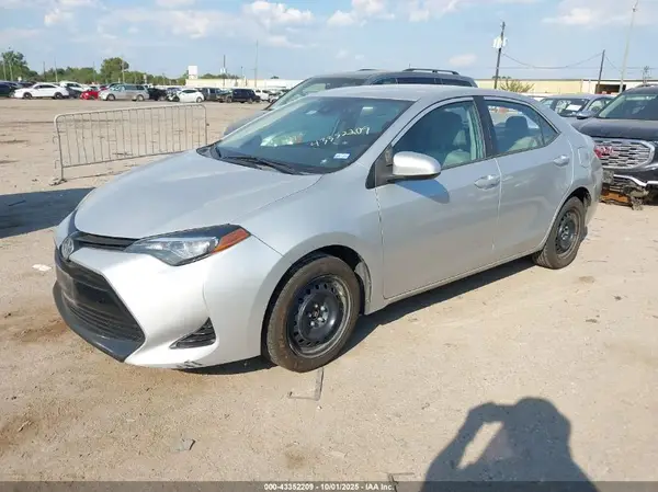 5YFBURHE0HP665211 2017 TOYOTA COROLLA - Image 2