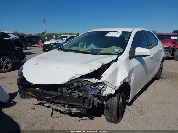 5YFBURHE0HP667704 2017 TOYOTA COROLLA - Image 2