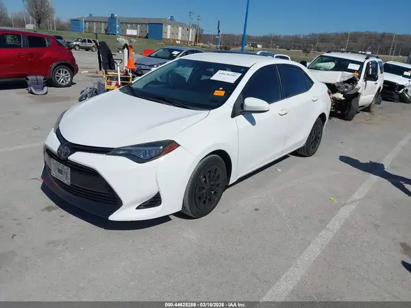 5YFBURHE0HP675138 2017 TOYOTA COROLLA - Image 2