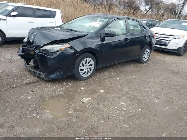 5YFBURHE0HP678525 2017 TOYOTA COROLLA - Image 2