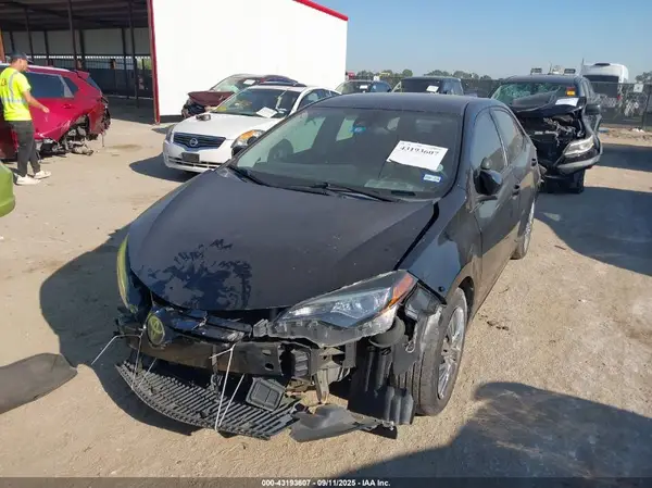 5YFBURHE0HP678704 2017 TOYOTA COROLLA - Image 2