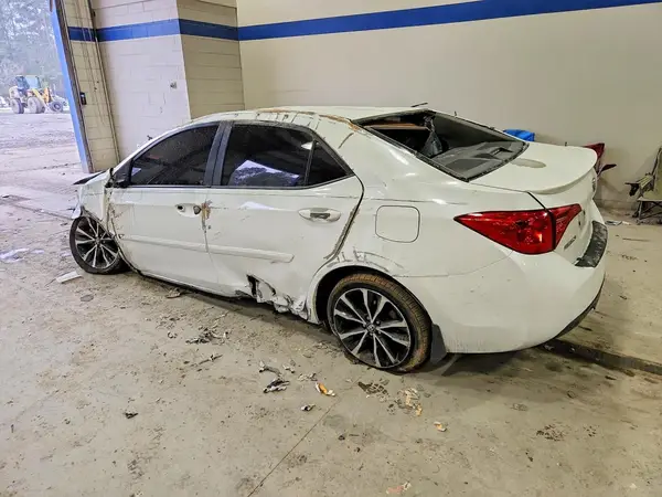5YFBURHE0HP698564 2017 TOYOTA COROLLA - Image 2