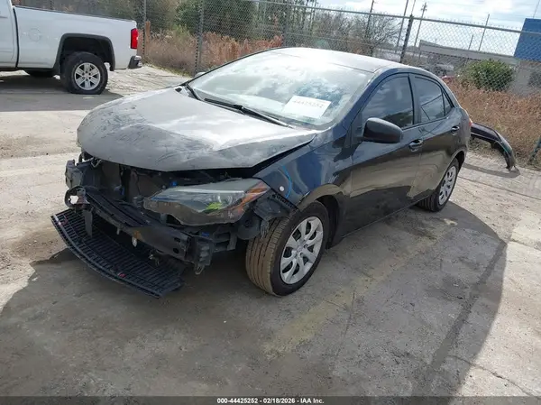 5YFBURHE0JP738843 2018 TOYOTA COROLLA - Image 2