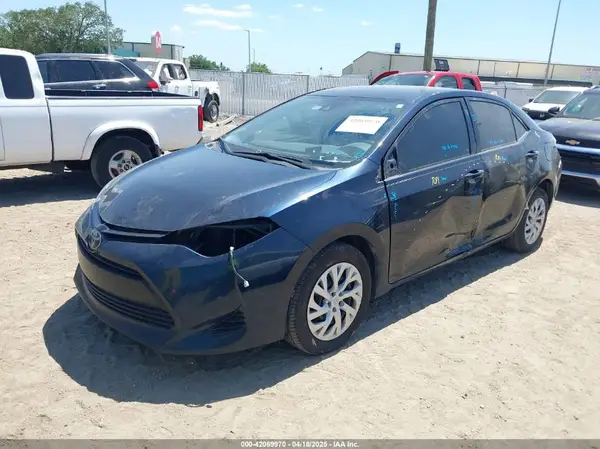 5YFBURHE0JP743072 2018 TOYOTA COROLLA - Image 2