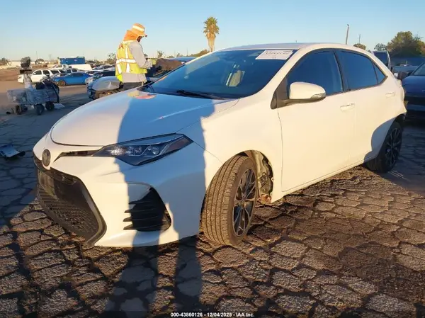 5YFBURHE0JP745078 2018 TOYOTA COROLLA - Image 2