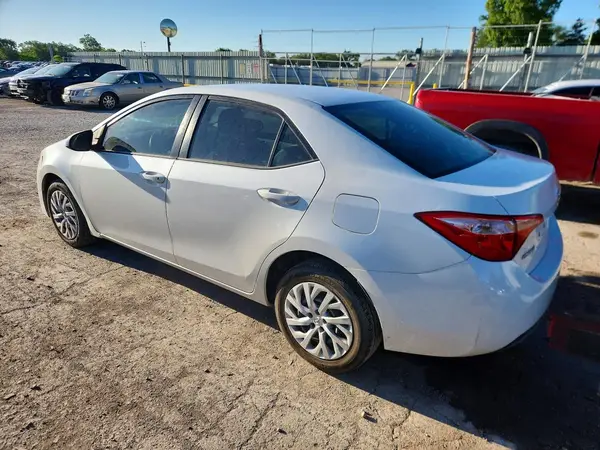 5YFBURHE0JP749826 2018 TOYOTA COROLLA - Image 2